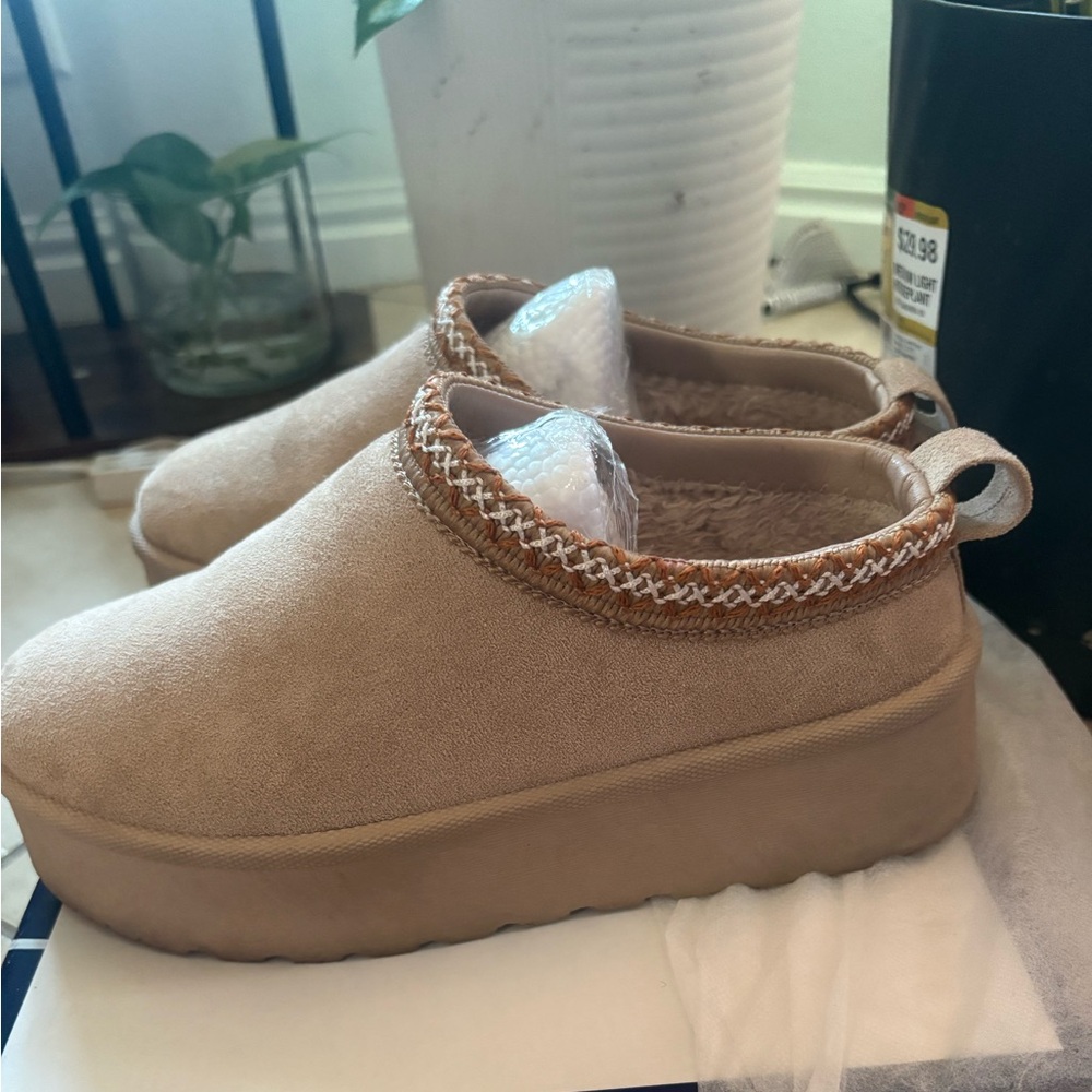 Tan slippers Ugg like  woman size 8
